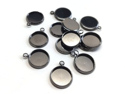 P1115 - 10 pcs. Gunmetal Circle Round Bezel Cabochon Pendant Tags Trays - 12mm Glue Pad - Hole Size: 2.1mm - Parallel Loop - Single Loop