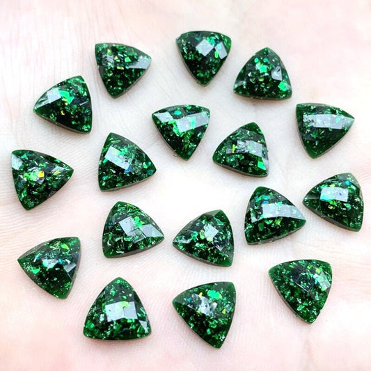 CA969 - 10 pcs Resin Embellishment Cabochons - Green and Gold - Metal Foil - 10mm - Faceted Design - Triangle