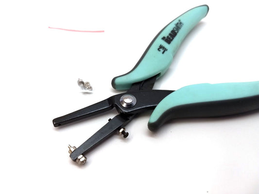 T070 - Metal Punch Hole Pliers - BeadSmith - 16cm (6 1/4 in) - Punches holes in metal findings of 22 Gauge sheet - Diameter: 1.25mm