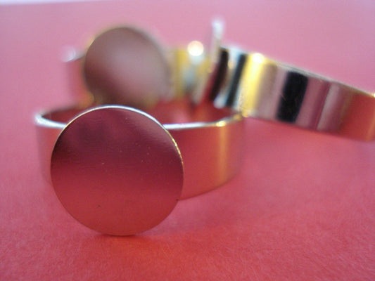 RB017 - 20 Silver Tone ADJUSTABLE RING bases - Ring Size 8 - Glue Pad 10mm (0.4 in)